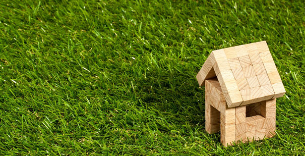 Petite maison en bois dans l'herbe